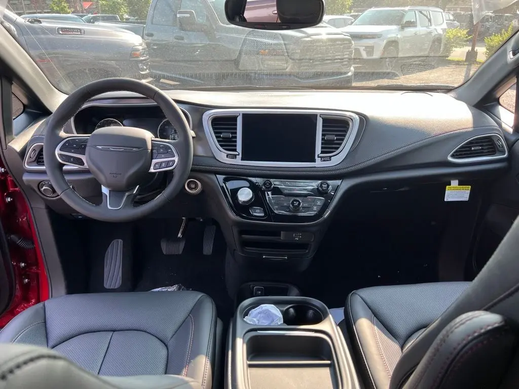 2027 Chrysler Pacifica Select AWD photo 5