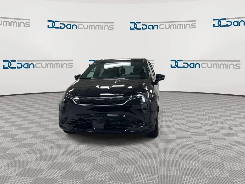 2027 Chrysler Pacifica Select AWD photo 3