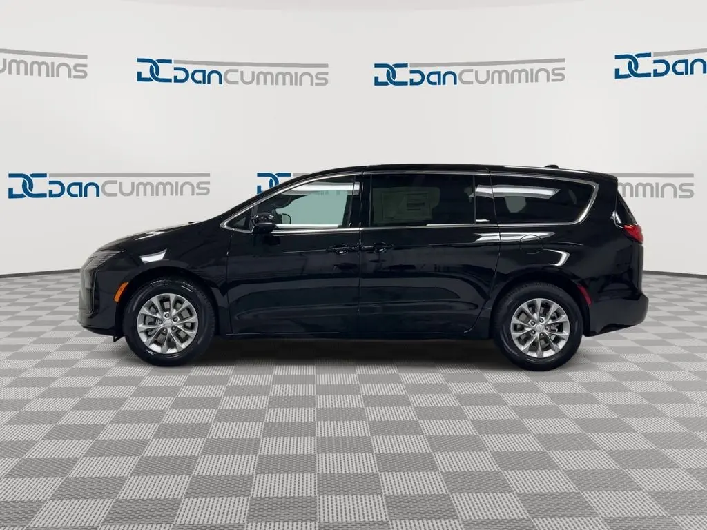 2027 Chrysler Pacifica Select AWD photo 5