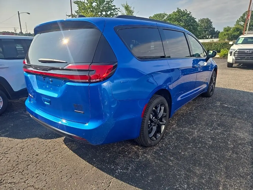 2027 Chrysler Pacifica Select AWD photo 3