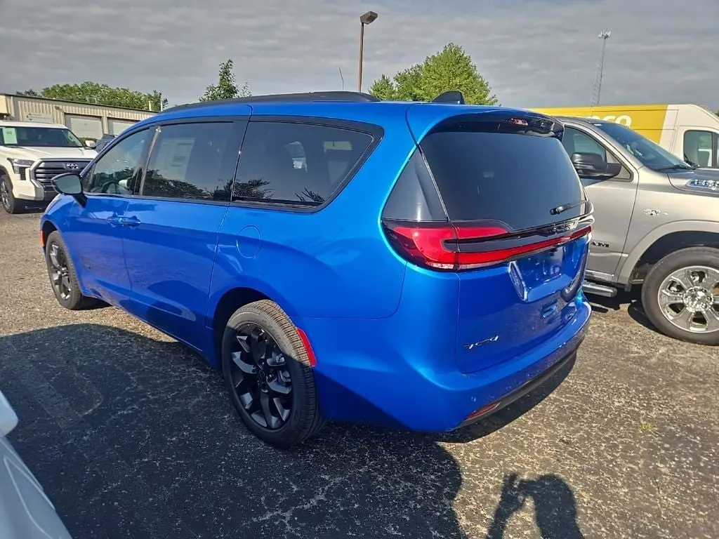 2027 Chrysler Pacifica Select AWD photo 4