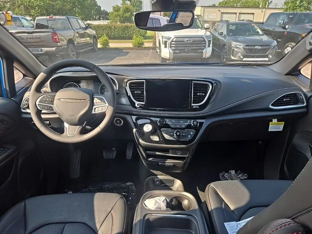 2027 Chrysler Pacifica Select AWD photo 5