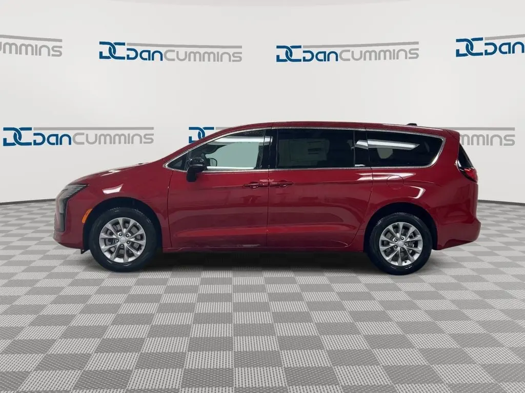 2027 Chrysler Pacifica Select AWD photo 5