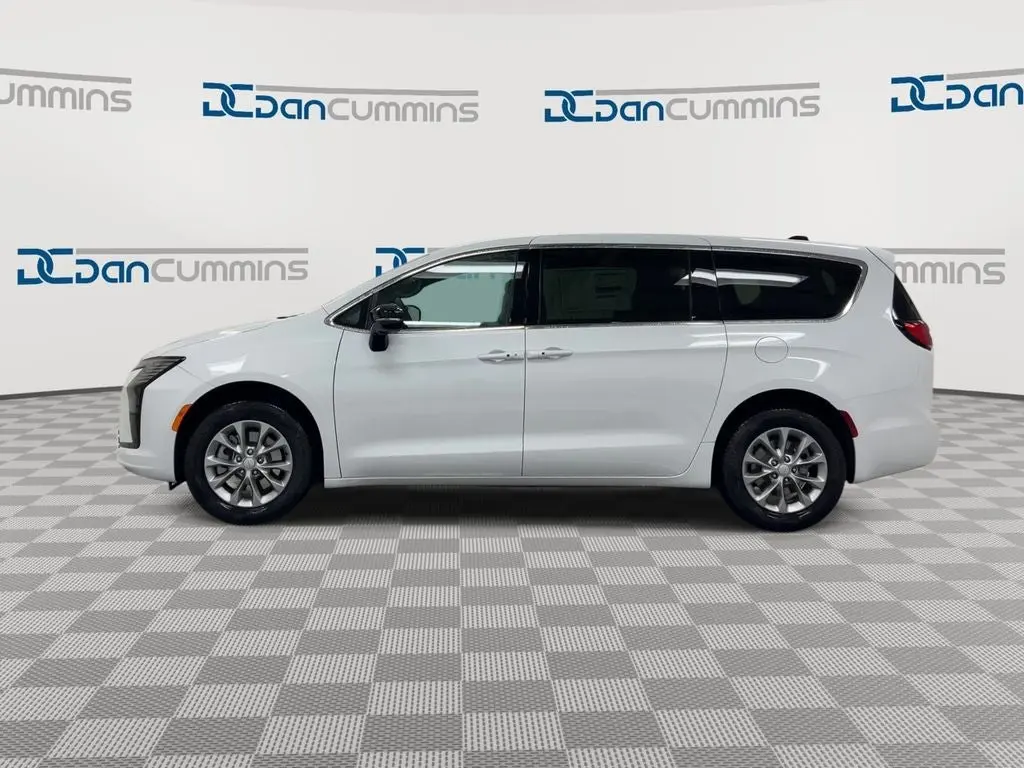 2027 Chrysler Pacifica Select AWD photo 5