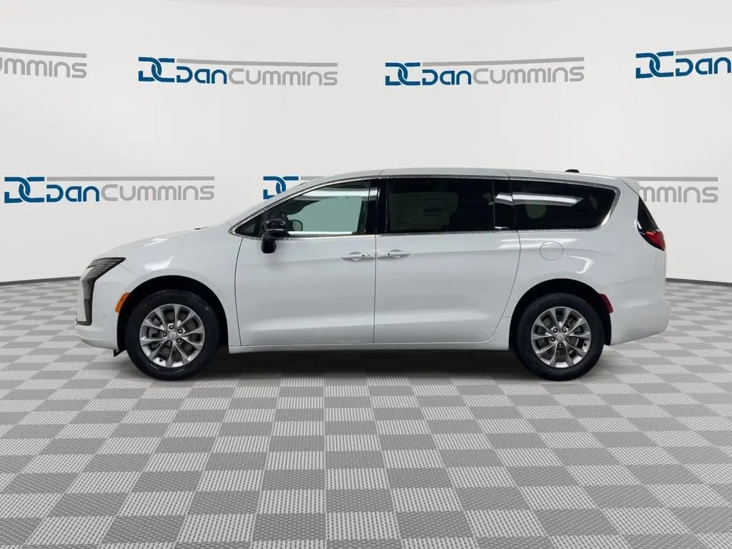 2027 Chrysler Pacifica Select AWD photo 5