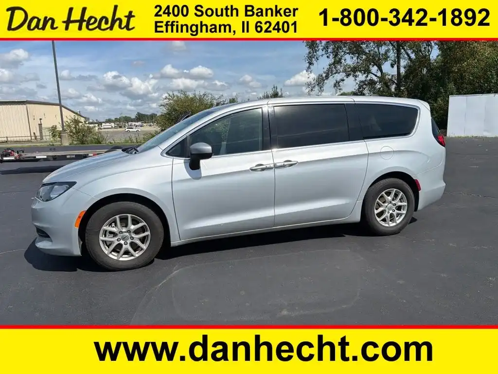 2023 Chrysler Voyager LX's photo