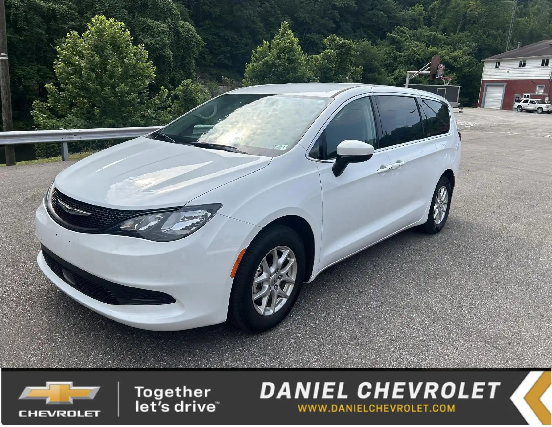 2023 Chrysler Voyager LX's photo