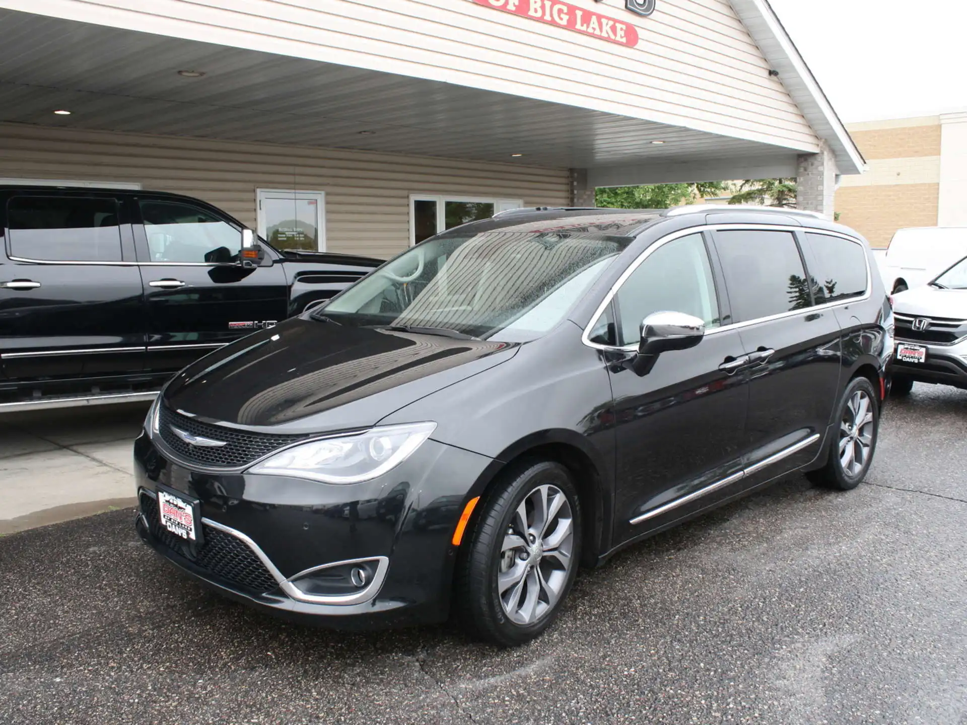2018 Chrysler Pacifica Limited's photo