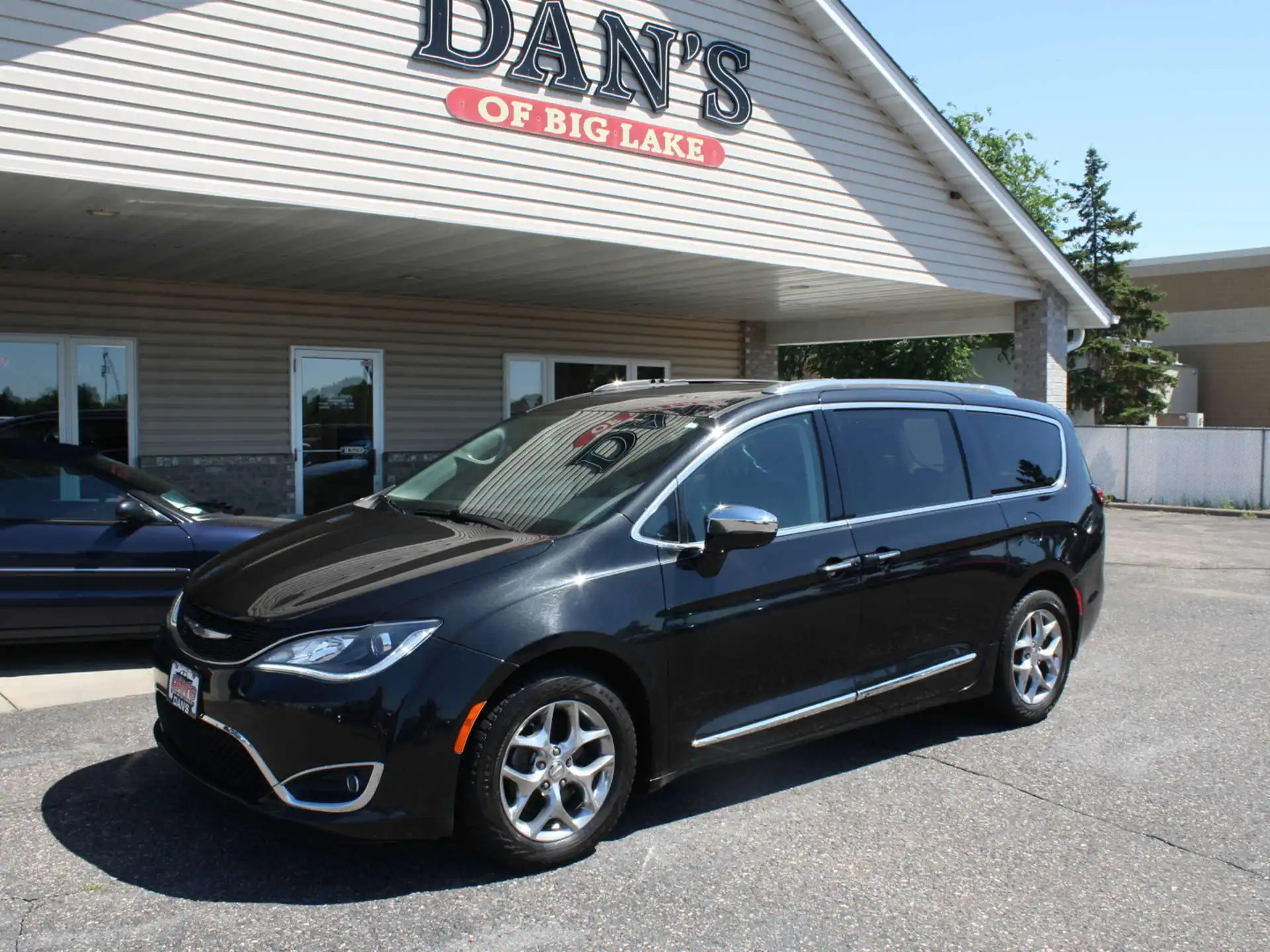 2019 Chrysler Pacifica Limited's photo