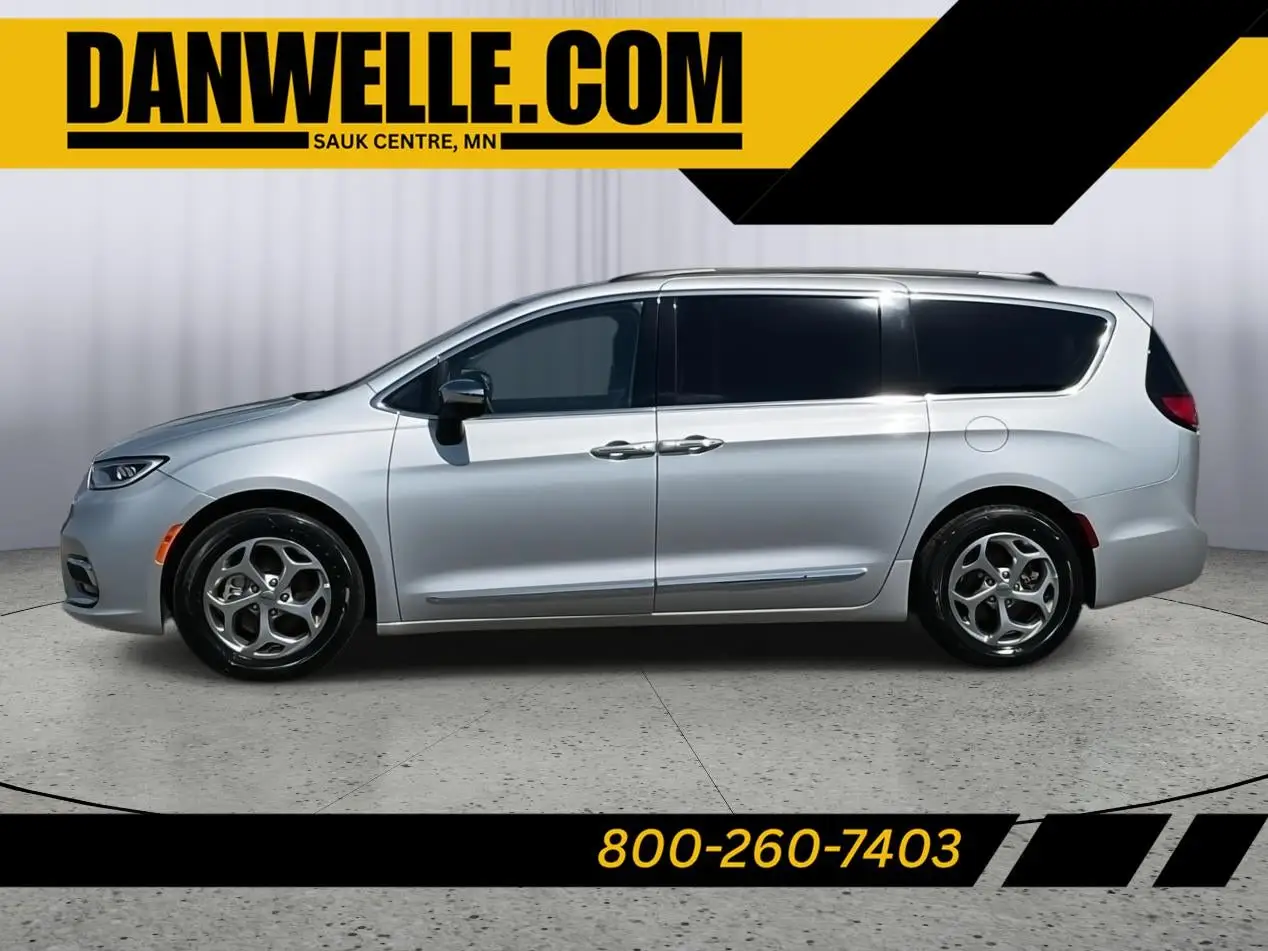 2023 Chrysler Pacifica Limited photo 1