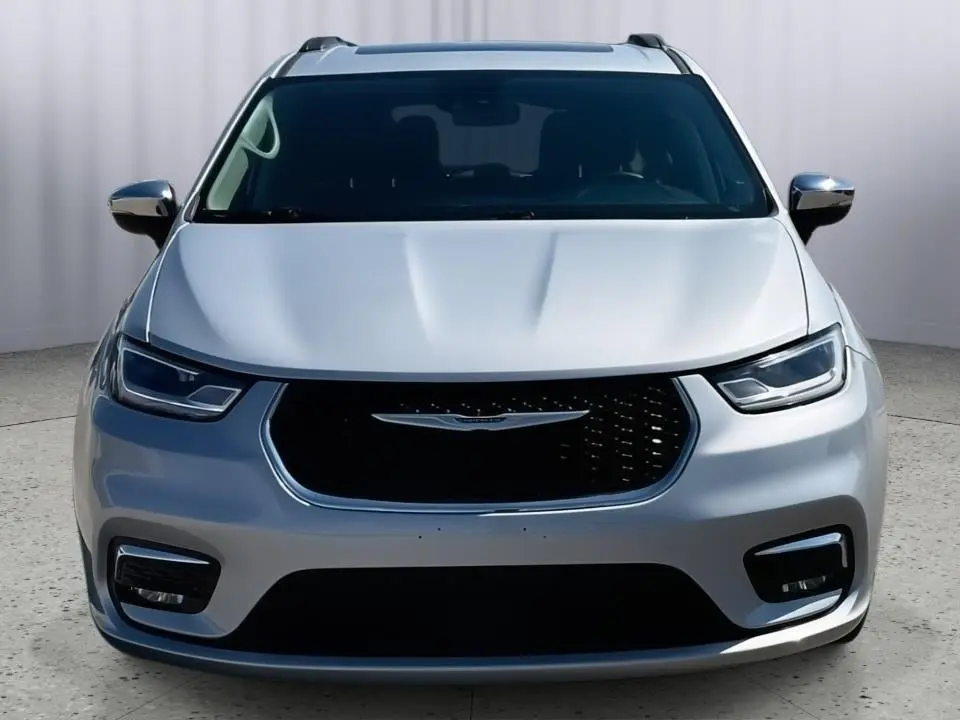 2023 Chrysler Pacifica Limited photo 3