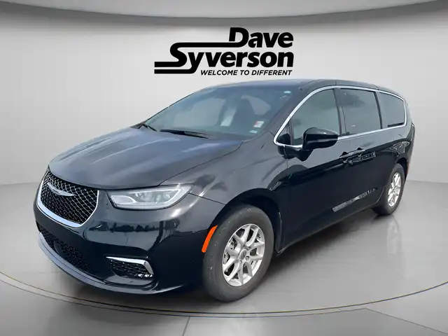 2025 Chrysler Pacifica Select's photo