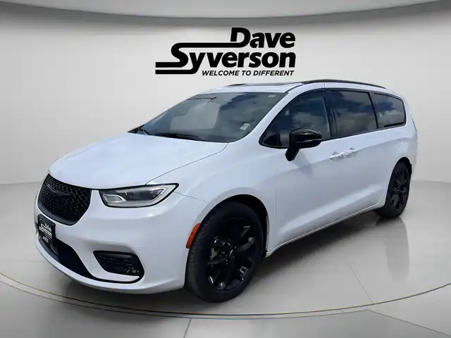 2025 Chrysler Pacifica Limited's photo