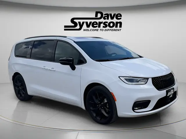 2025 Chrysler Pacifica Limited photo 3