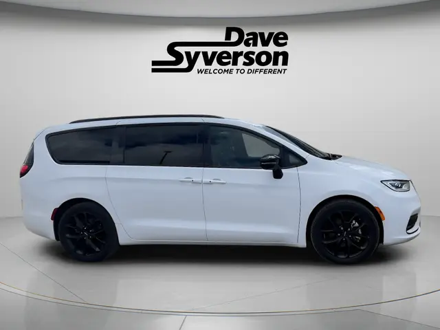 2025 Chrysler Pacifica Limited photo 4