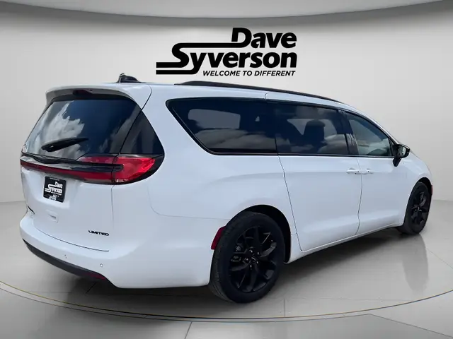 2025 Chrysler Pacifica Limited photo 5