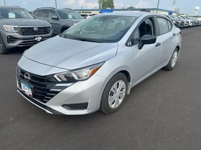 2023 Nissan Versa 1.6 S CVT's photo