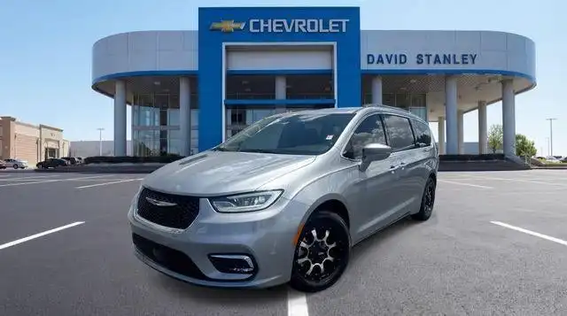 2021 Chrysler Pacifica Touring L's photo