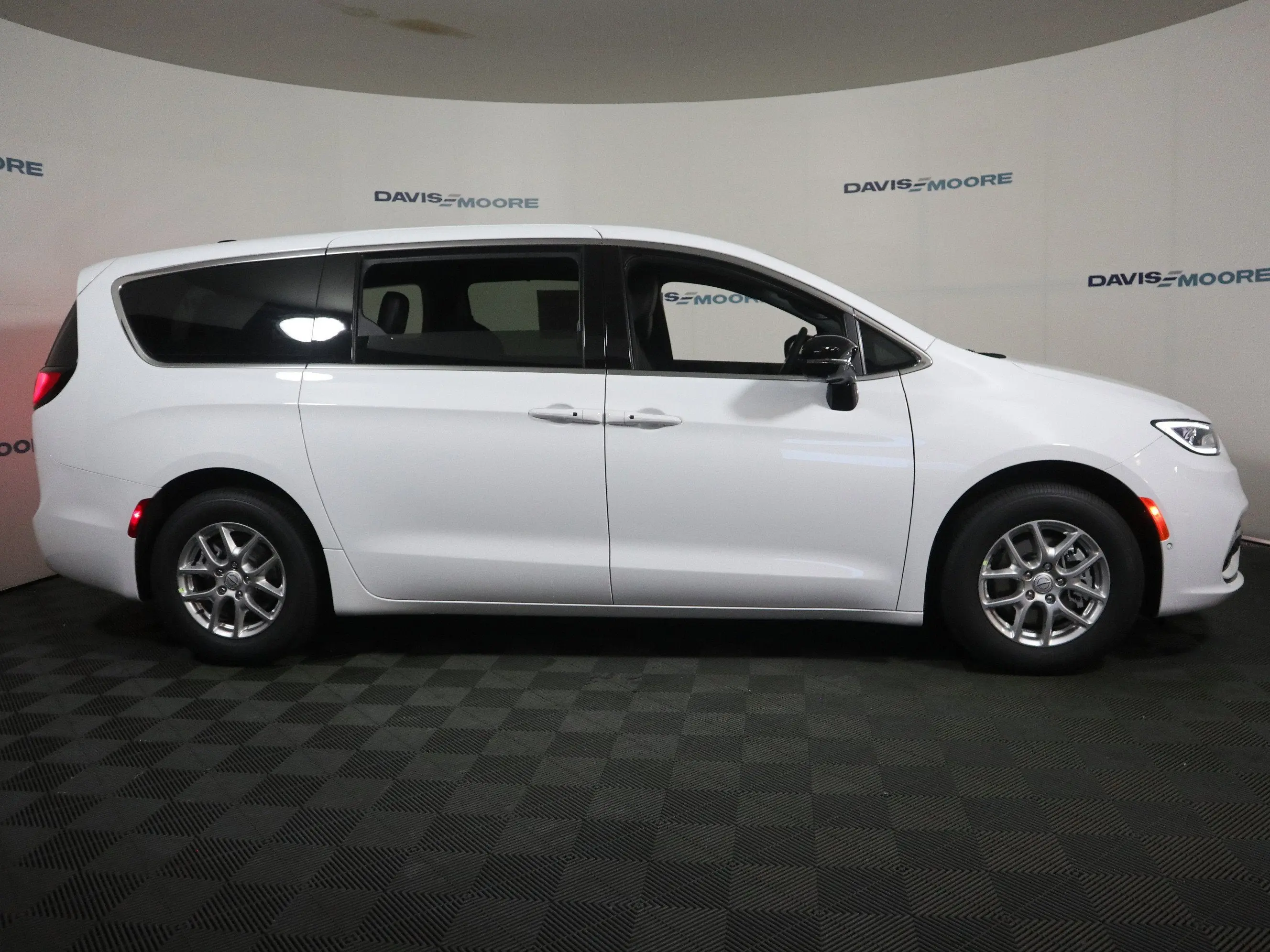 2026 Chrysler Pacifica Select photo 4