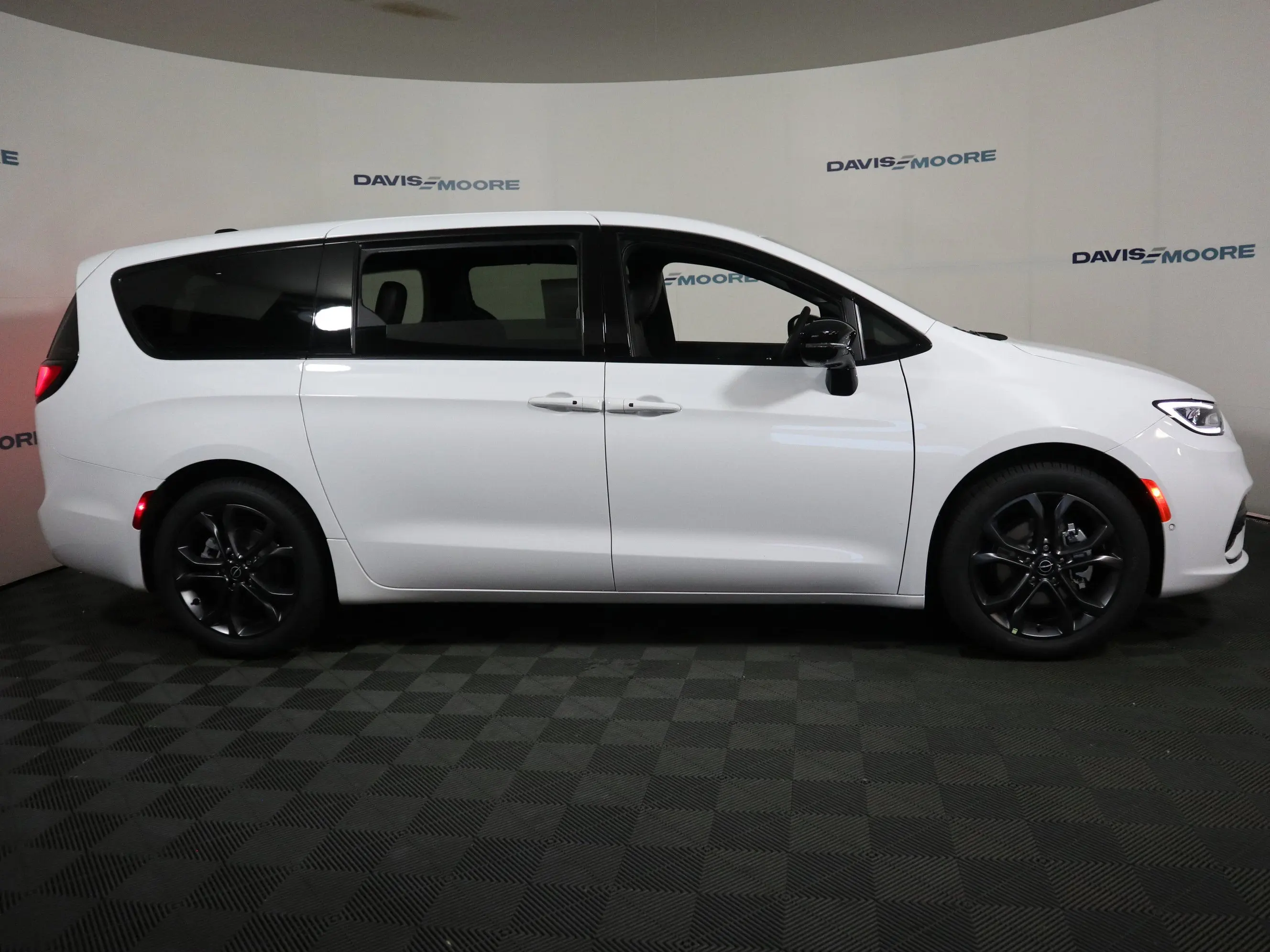2026 Chrysler Pacifica Select photo 4