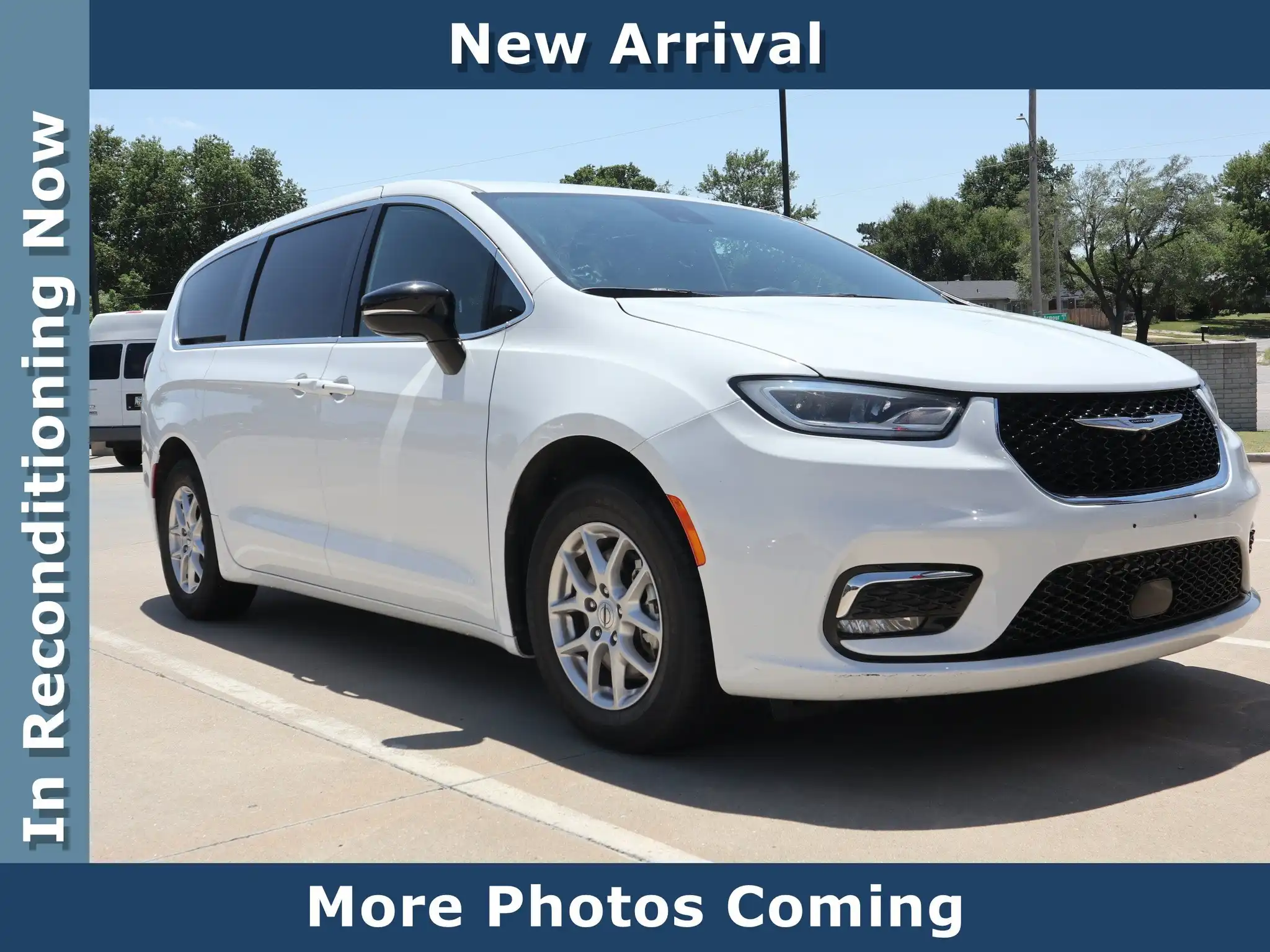 2025 Chrysler Pacifica Select's photo