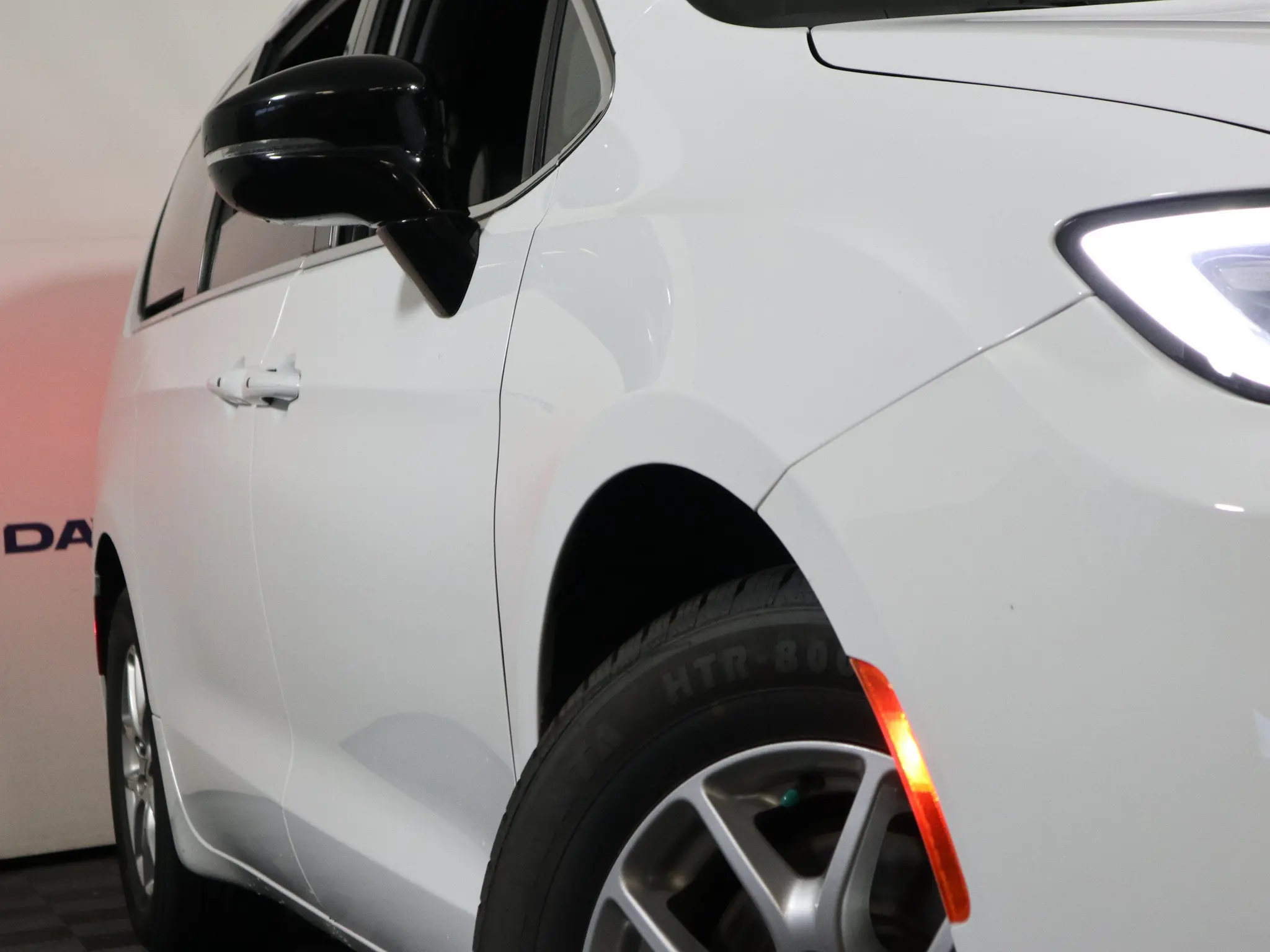 2025 Chrysler Pacifica Select photo 3