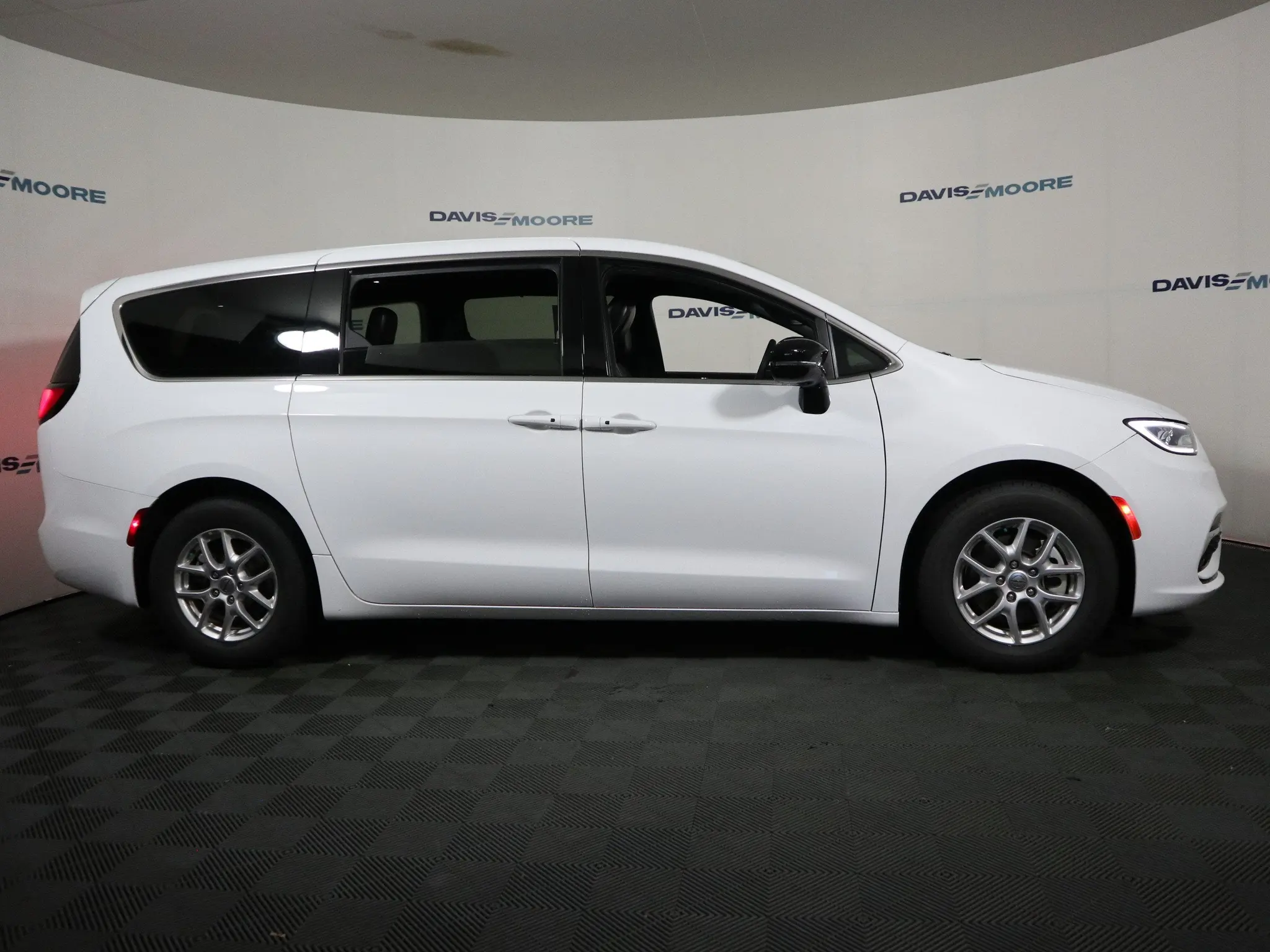 2025 Chrysler Pacifica Select photo 4
