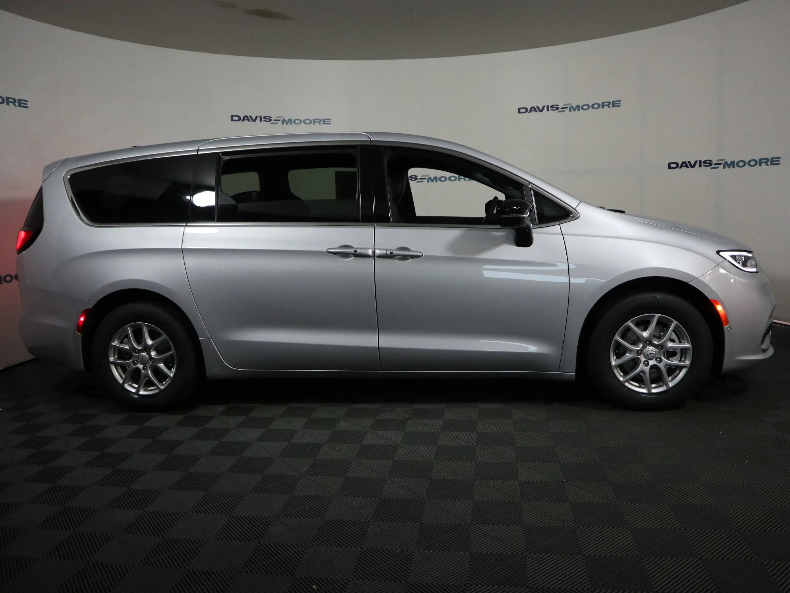 2026 Chrysler Pacifica Select photo 4