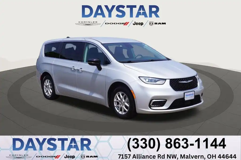 2024 Chrysler Pacifica Touring L's photo