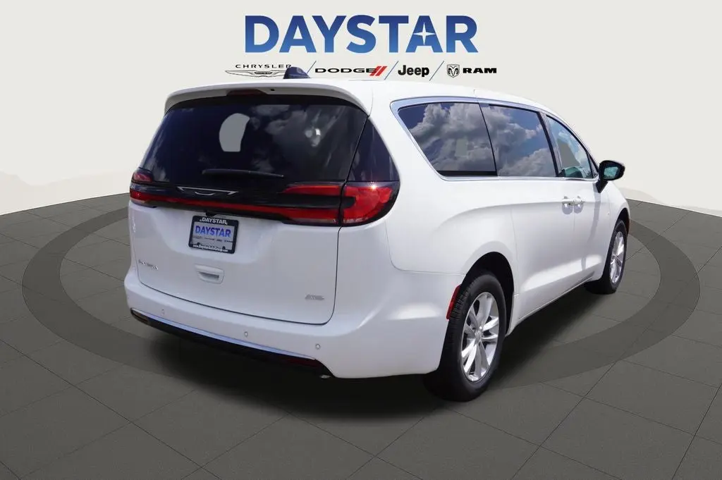 2027 Chrysler Pacifica Select AWD photo 3
