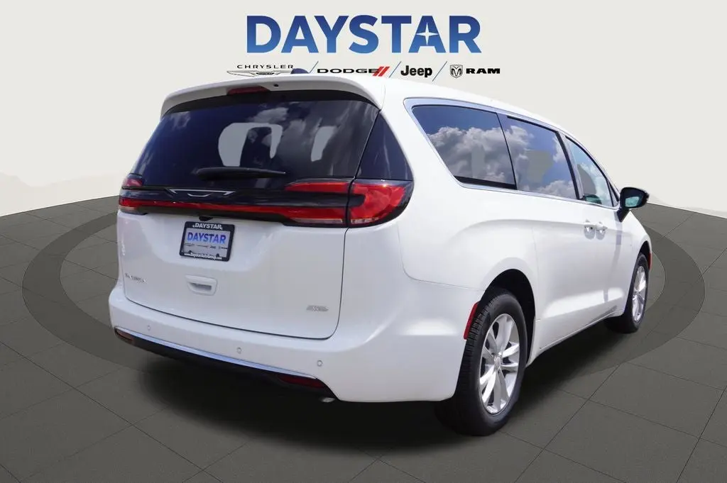 2027 Chrysler Pacifica Select AWD photo 4