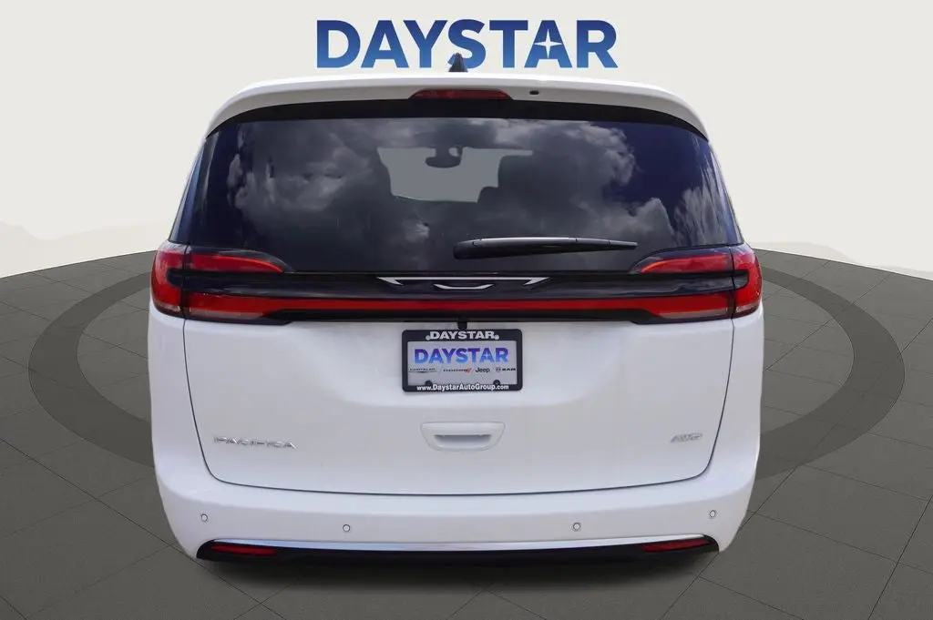2027 Chrysler Pacifica Select AWD photo 5