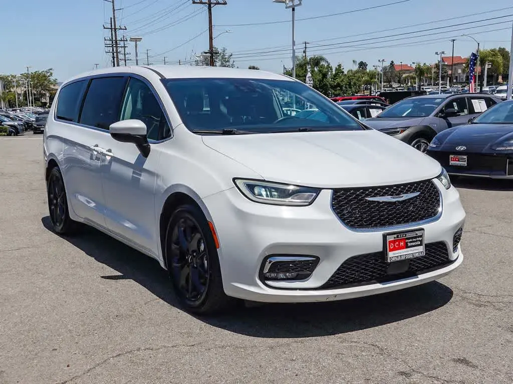 2023 Chrysler Pacifica Touring L photo 3