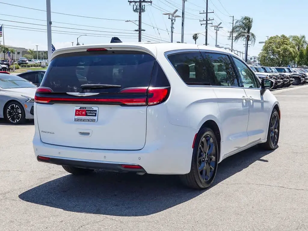 2023 Chrysler Pacifica Touring L photo 4