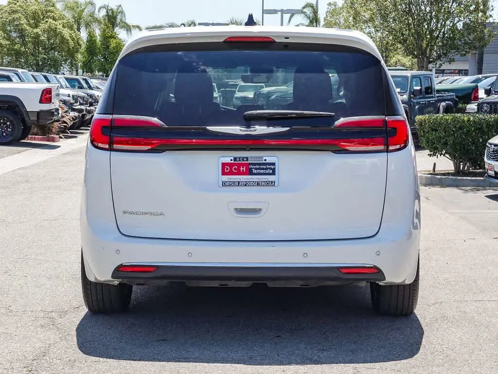 2023 Chrysler Pacifica Touring L photo 5
