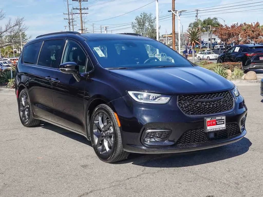 2025 Chrysler Pacifica Limited photo 3