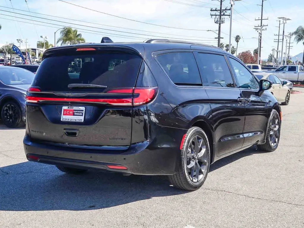 2025 Chrysler Pacifica Limited photo 4