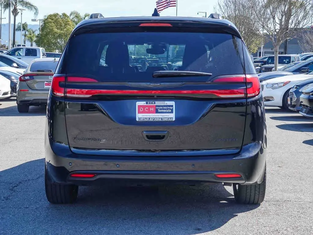 2025 Chrysler Pacifica Limited photo 5