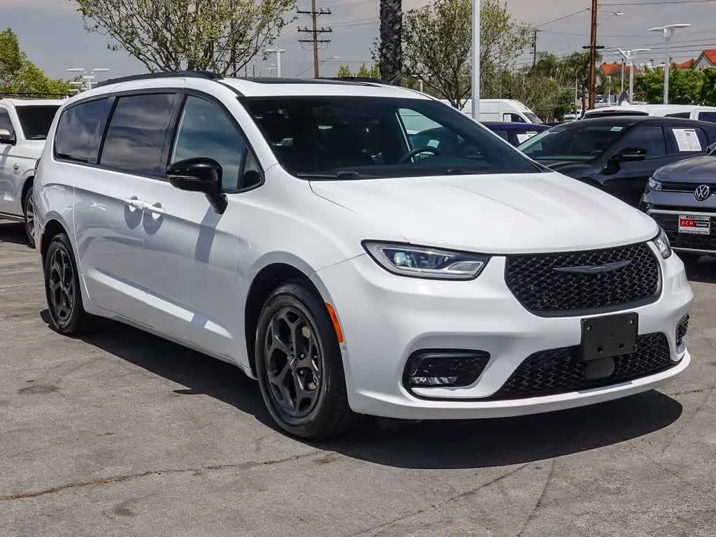 2024 Chrysler Pacifica Hybrid Select Premium S-Appearance PHEV photo 3