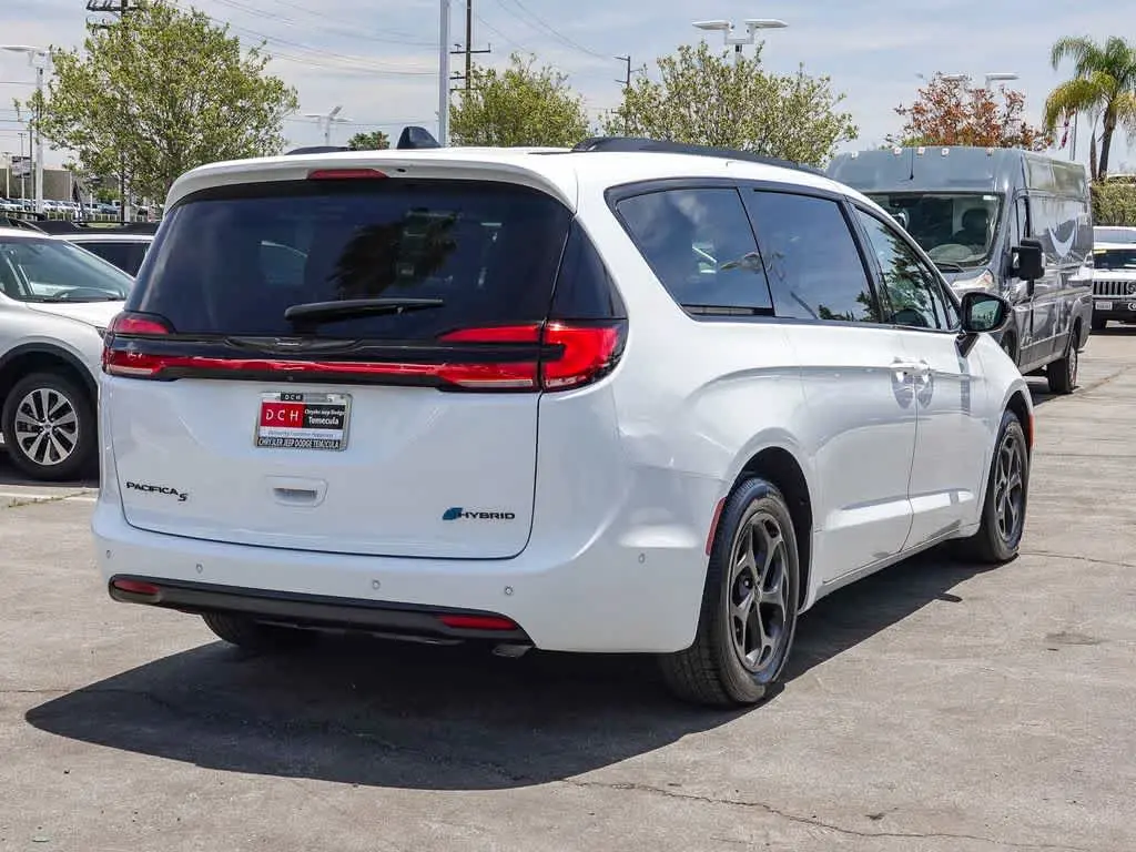 2024 Chrysler Pacifica Hybrid Select Premium S-Appearance PHEV photo 4