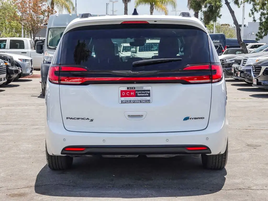 2024 Chrysler Pacifica Hybrid Select Premium S-Appearance PHEV photo 5