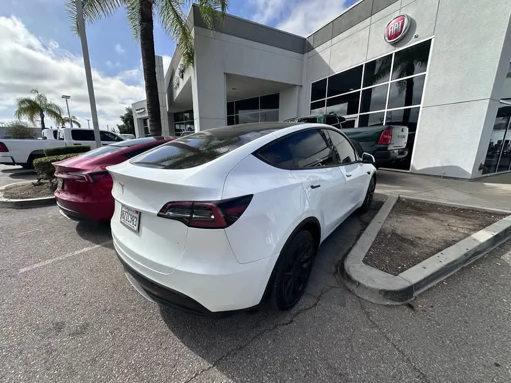 2022 Tesla Model Y Long Range Dual Motor AWD photo 3