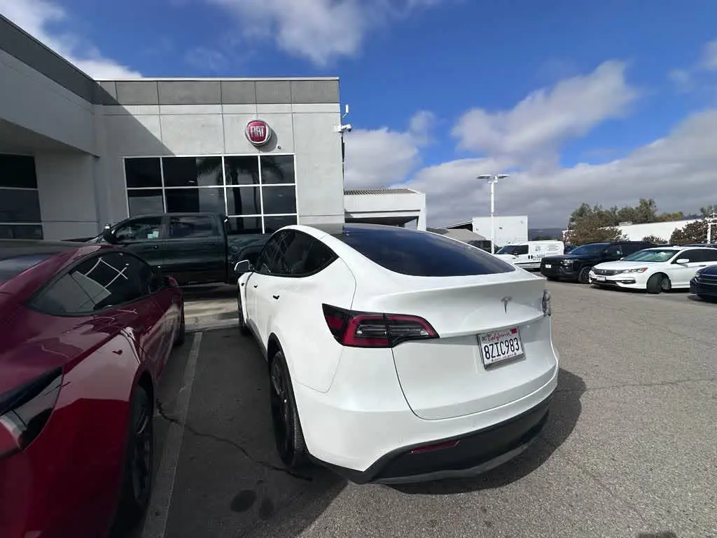 2022 Tesla Model Y Long Range Dual Motor AWD photo 4