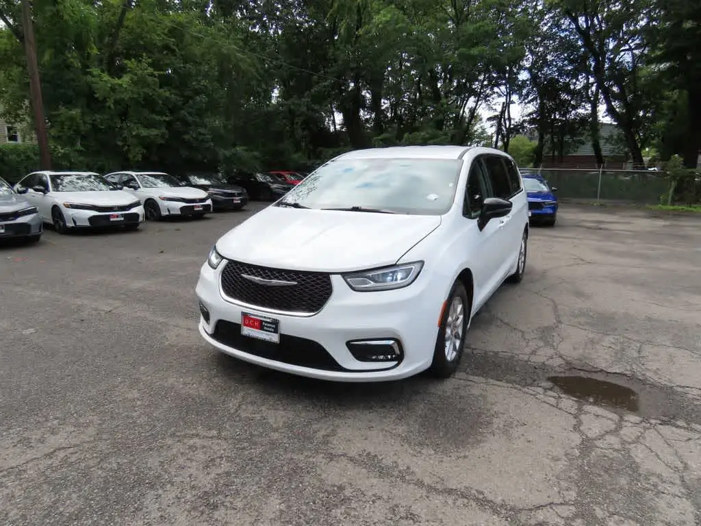 2024 Chrysler Pacifica Touring L photo 1