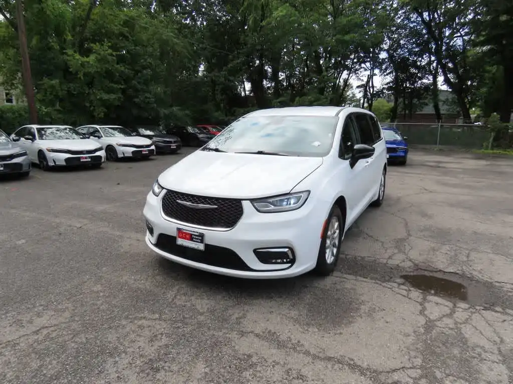 2024 Chrysler Pacifica Touring L's photo