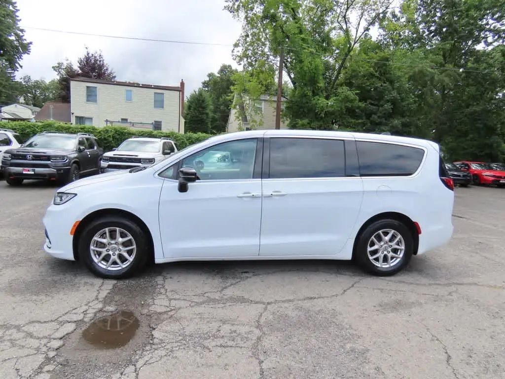 2024 Chrysler Pacifica Touring L photo 3
