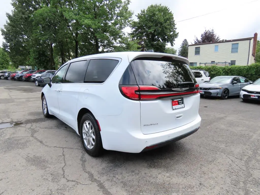 2024 Chrysler Pacifica Touring L photo 4