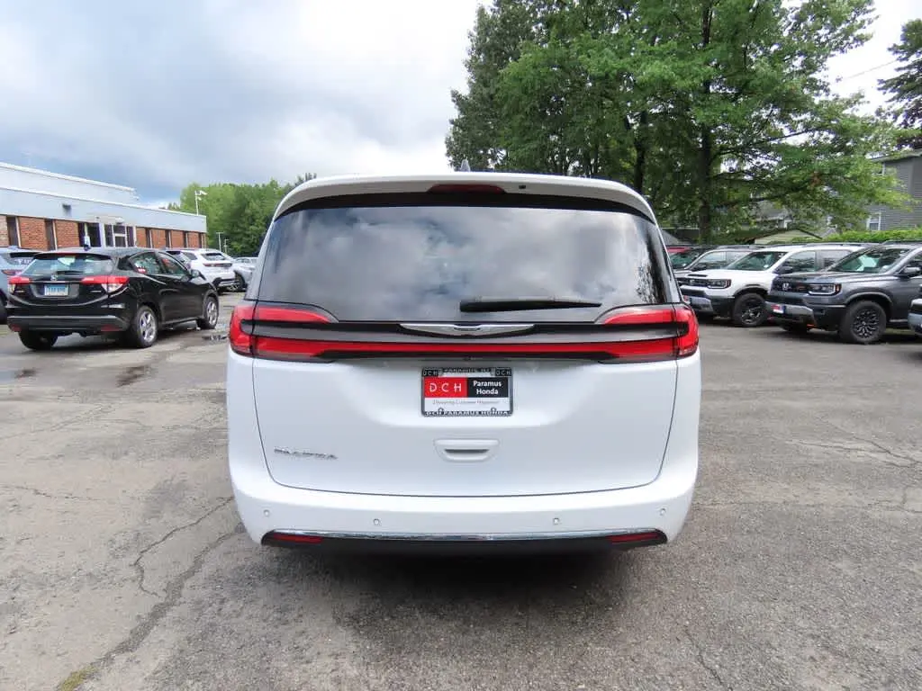2024 Chrysler Pacifica Touring L photo 5