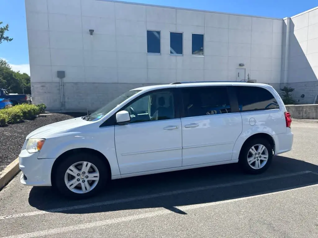 2013 Dodge Grand Caravan Crew photo 3
