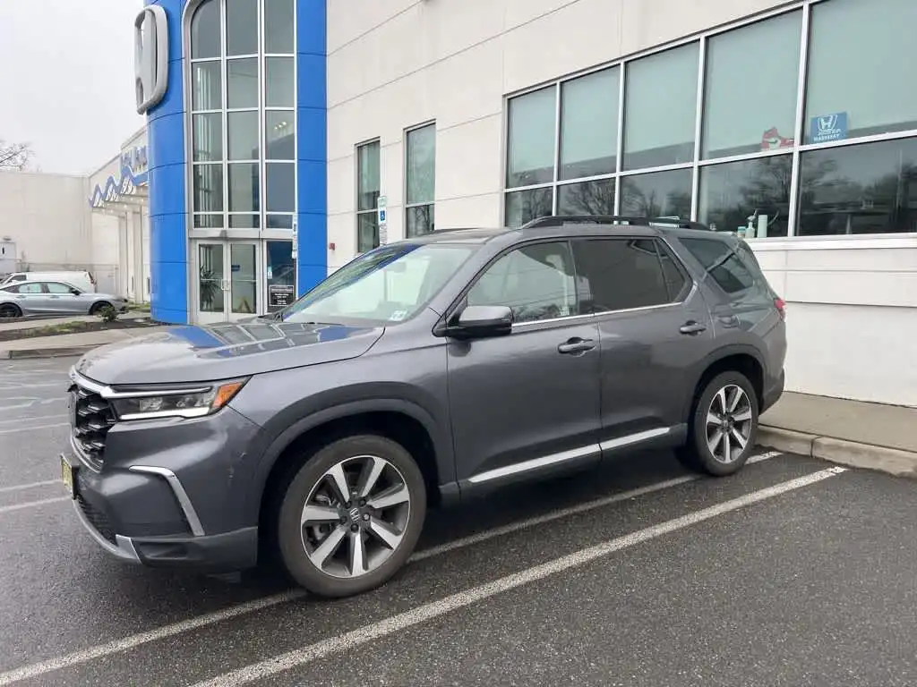 2023 Honda Pilot Touring AWD's photo